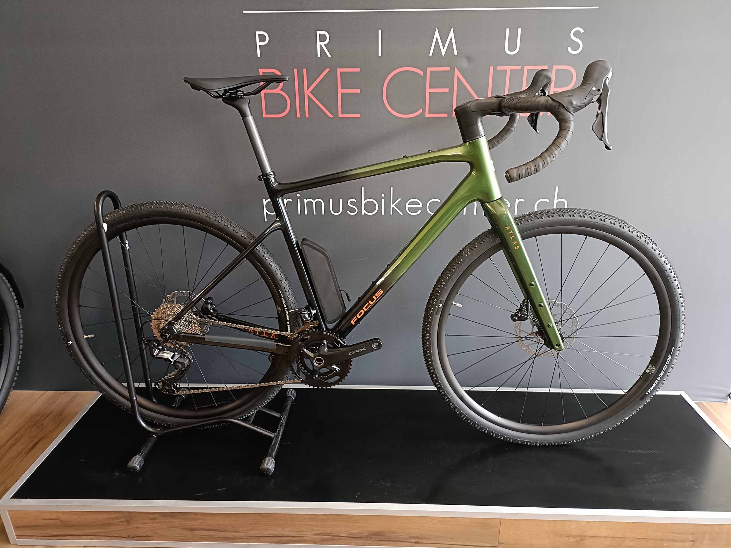 Gravel FOCUS Atlas 6.9 2026 Sprucegreen / Diamondblack | PRIMUS BIKE CENTER
