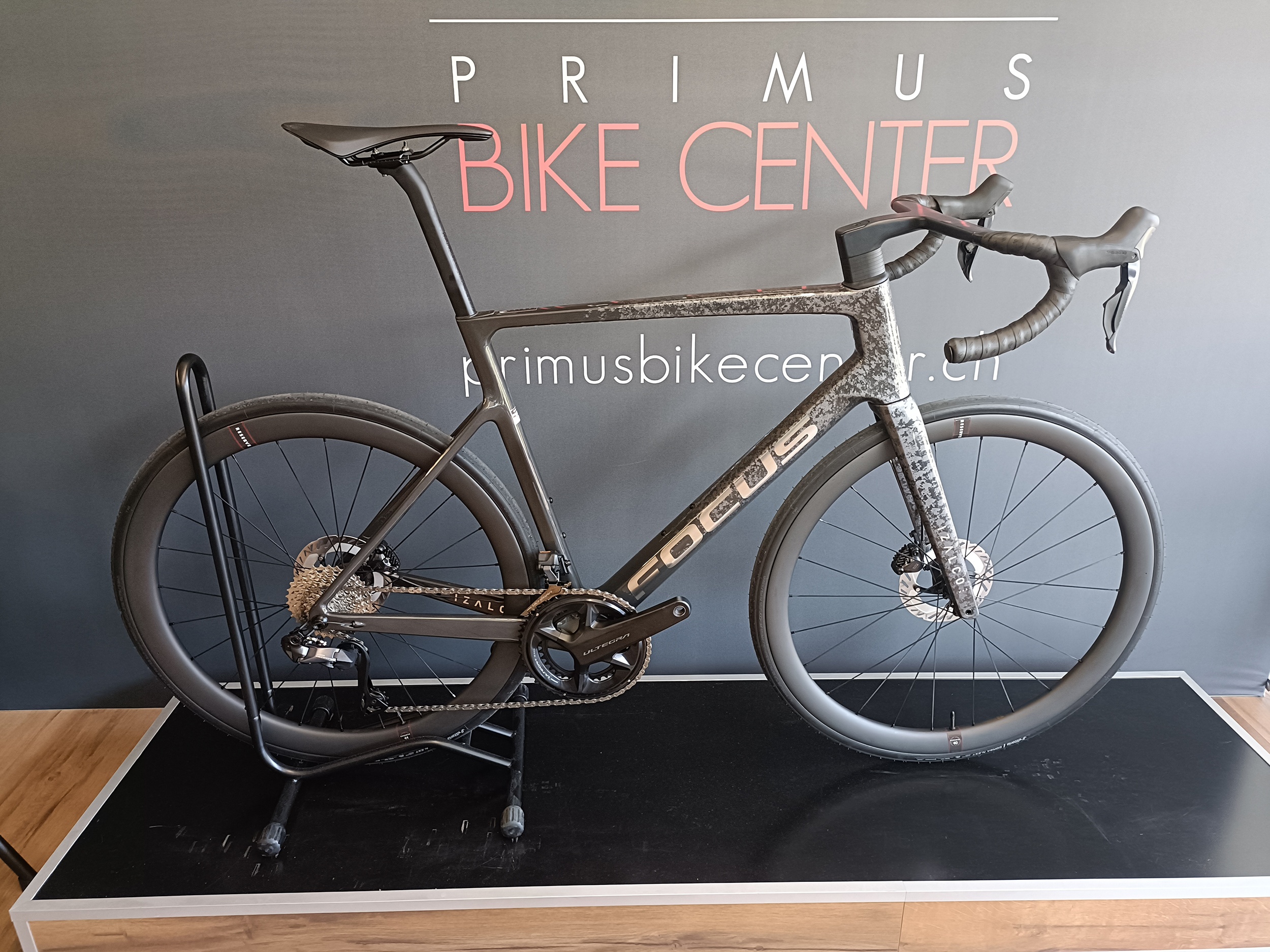 Road Bike FOCUS Izalco Max 9.7 Soothbrush 2026 | PRIMUS BIKE CENTER